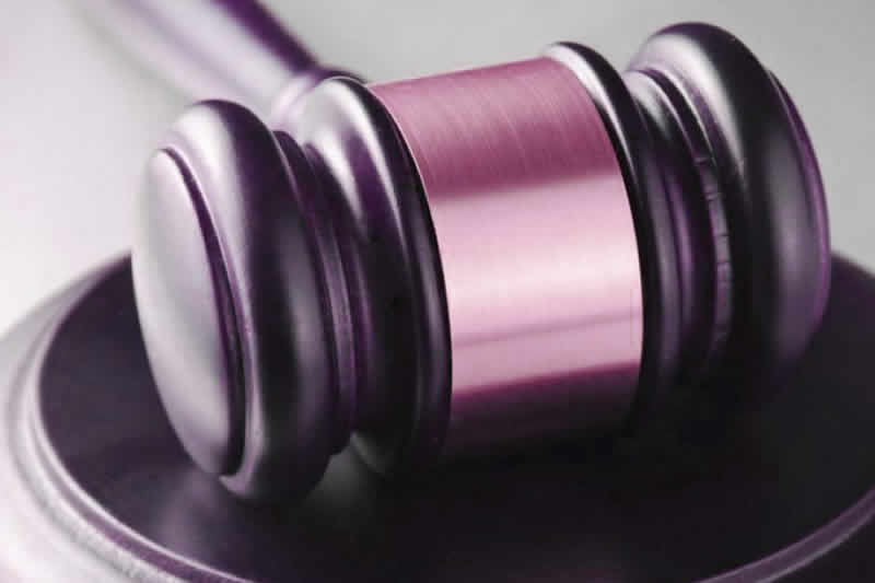 基于农民将宅基地上的房屋出售给本集体经济组织以外的个人为无效，故与该村民签订的《关于以房屋抵还借款的协议》亦应当认定为无效